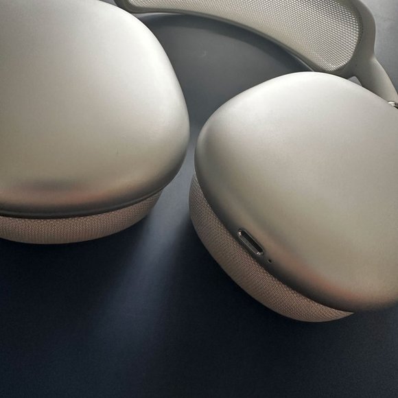Apple Airpods Max in Silver - Picture 7 of 7